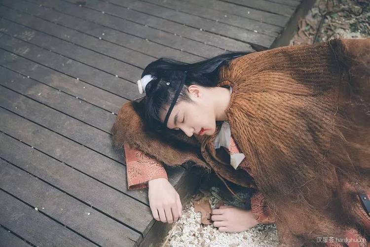 即便镜花水月我依然会在人海中再对你一见倾心